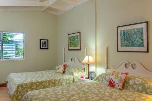 a hotel room with two beds and a window at Sunny Vacation Villa No 8 in Mandeville