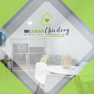 een woonkamer met een witte tafel en een bank bij MI LUGAR * CHIVILCOY in Chivilcoy