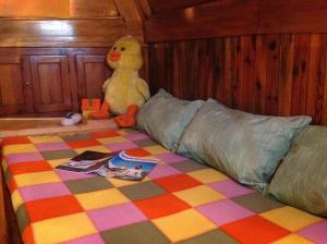 un canard farci assis au-dessus d'un lit dans l'établissement Phokaia Dill Botel, à Foça