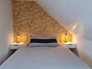 um quarto com uma cama grande e 2 mesas de cabeceira em Duplex centre ville-bord de mer em Concarneau