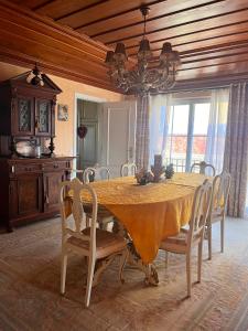 辛特拉的住宿－Casa de Santo Amaro，一间带桌椅和吊灯的用餐室