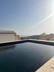 uma piscina de água no topo de um edifício em Luxury room in Gharghur em Għargħur