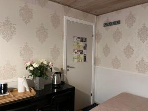 een kamer met een bureau en een vaas met bloemen bij Accommodation in Billund
