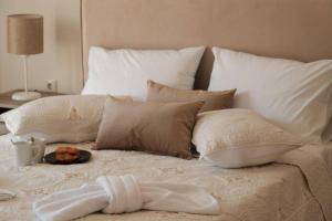 a white bed with a plate of food on it at Βιλα Fiore in Avliótai