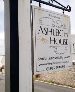un letrero para una casa ashleigh al lado de un edificio en Ashleigh House, en Torquay