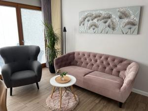 sala de estar con sofá y silla en Ami's House Castle View en Bled