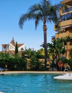 Bazén v ubytovaní Luxury Blue Coast Seaside Retreat Marbella alebo v jeho blízkosti