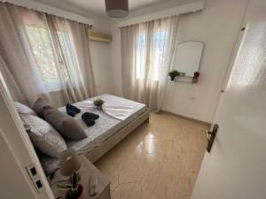 Un dormitorio con una cama y un espejo y una ventana. en Artiste Poros House, en Poros
