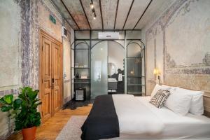 - une chambre avec un grand lit blanc dans l'établissement Urban Quarters No.3, à Istanbul