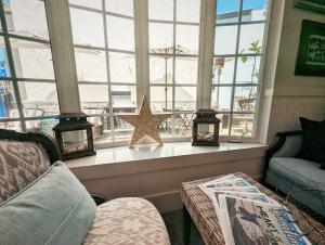 ein Wohnzimmer mit einem Fenster mit einem Stern drauf in der Unterkunft Capitola Hotel in Capitola