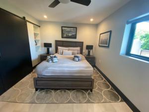 um quarto com uma cama grande e uma ventoinha de tecto em Contemporary Ocean Sunset Views with Firepit Pt Loma close to PLNU em San Diego