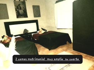 Una habitación con una cama y una mesa en una habitación en casa habitacion el molino, en Tehuacán