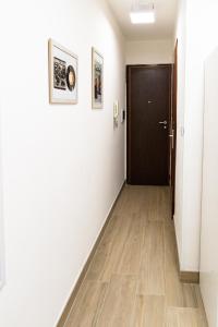 einen Flur mit schwarzer Tür und Holzboden in der Unterkunft GG-Grow - La Terrazza Di Bellavista in Neapel + 19 Fotos