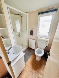 een kleine badkamer met een toilet en een wastafel bij Lola’s Caravan. Your home away from home. in Parkeston