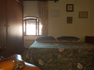 1 dormitorio con cama y ventana en Affitta stanza da Raffa e Paola, en Intra