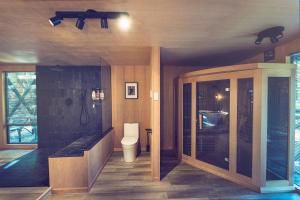 Φωτογραφία από το άλμπουμ του Spectacular Designer Treehouse with Mountain Views σε Pine Mountain Club
