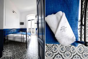 - une chambre avec un lit et une serviette sur une porte dans l'établissement Pokoje Turystyczne przy Parku Szwedzkim, à Szczawno-Zdrój