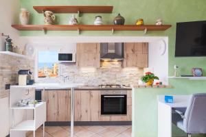 una cucina con mobili in legno e un lavello di Matty's Home - Center - SEA View - FREE PARKING - Strategic area a Sanremo