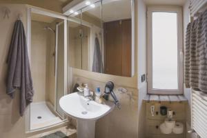y baño con lavabo, ducha y espejo. en Matty's Home - Center - SEA View - FREE PARKING - Strategic area, en San Remo