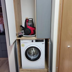 - un lave-linge et un sèche-linge dans une étagère dans l'établissement Exclusive24, à Istanbul