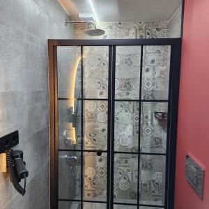 La salle de bains est pourvue d'une douche avec une porte en verre. dans l'établissement Exclusive24, à Istanbul