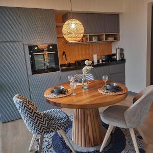 une cuisine avec une table en bois et deux chaises dans l'établissement Exclusive24, à Istanbul