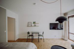 a bedroom with a table and chairs in a room at Stylisches Design-Apartment in Bad Tölz