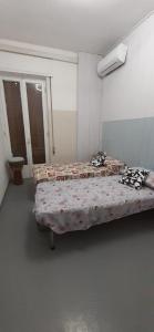 een slaapkamer met 2 bedden in een kamer bij appartamento vale in Viareggio