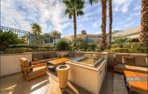 Χώρος καθιστικού στο Signature MGM Suite with Strip and Sphere View