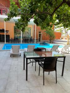 Bassein majutusasutuses Red Hotel Yerevan Center või selle lähedal