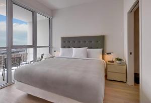 1 dormitorio con cama grande y ventana grande en Level Chicago - River North, en Chicago