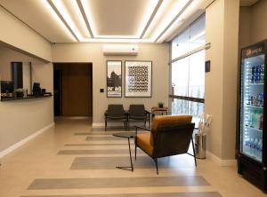 un vestíbulo de oficina con una zona de espera con sillas en Morada Inn Hotel en Franca