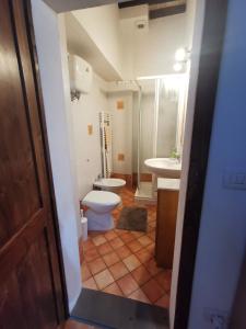 La salle de bains est pourvue de toilettes et d'un lavabo. dans l'établissement Casa Giardino di Piero, à Sansepolcro