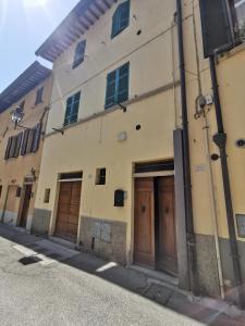 une rangée de portes sur un bâtiment dans l'établissement Casa Giardino di Piero, à Sansepolcro
