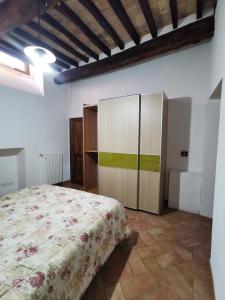 - une chambre avec un lit et une armoire dans l'établissement Casa Giardino di Piero, à Sansepolcro
