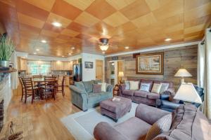 Χώρος καθιστικού στο Waterfront Monticello Home with Fire Pit and Deck!