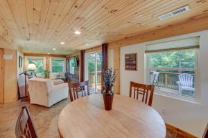 Χώρος καθιστικού στο Waterfront Monticello Home with Fire Pit and Deck!