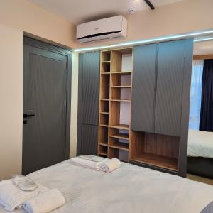 um quarto com uma cama e um armário com toalhas em Exclusive24 em Istambul