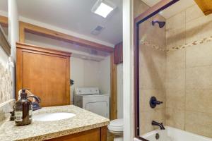 Ένα μπάνιο στο Waterfront Monticello Home with Fire Pit and Deck! +26 φωτογραφίες