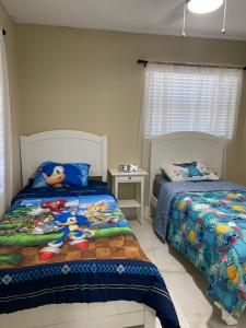 1 Schlafzimmer mit 2 Einzelbetten und Hello-Kitty-Bettwäsche in der Unterkunft Sunny days vacation rental LLC in Orlando
