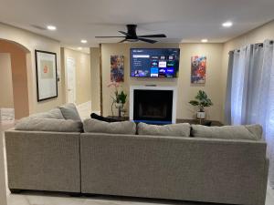 ein Wohnzimmer mit einem Sofa und einem Flachbild-TV in der Unterkunft Sunny days vacation rental LLC in Orlando