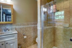 une salle de bain avec douche et lavabo dans l'établissement Charming Monroe Township Home - 13 Mi to RU!, à East Brunswick 16 autres photos