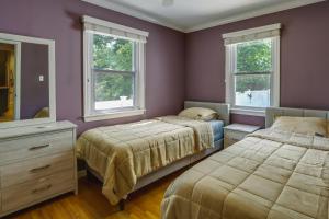 1 Schlafzimmer mit 2 Betten und 2 Fenstern in der Unterkunft Charming Monroe Township Home - 13 Mi to RU! in East Brunswick