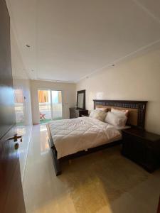 1 dormitorio grande con 1 cama grande y ventana en appartement rabat agdal, en Rabat