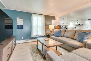 Ruang duduk di Outdoorsy Oasis with Screened Porch in Claremont