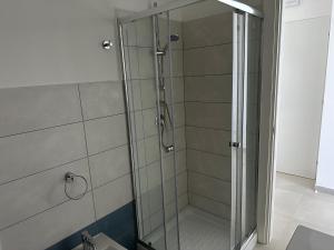 eine Dusche mit Glastür im Bad in der Unterkunft Emmebi appartamenti in Acquedolci