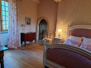 una camera con letto, tavolo e sedia di La Rochelière a Bresse-sur-Grosne