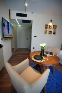 イスタンブールにあるVanilla 11のテーブルと椅子とテレビのあるリビングルーム