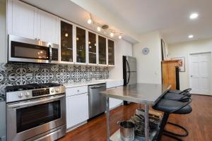 A kitchen or kitchenette at Charming 3-BR House in Logan Sq
