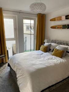 een slaapkamer met een groot wit bed met gele kussens bij Sea view - 2 bedroom - West Pier - Brighton Beach in Brighton & Hove